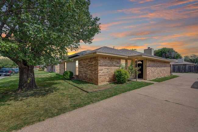 property at 2319 Indigo Ln