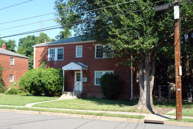 306 Shirley St in Falls Church, VA - Foto de edificio - Building Photo