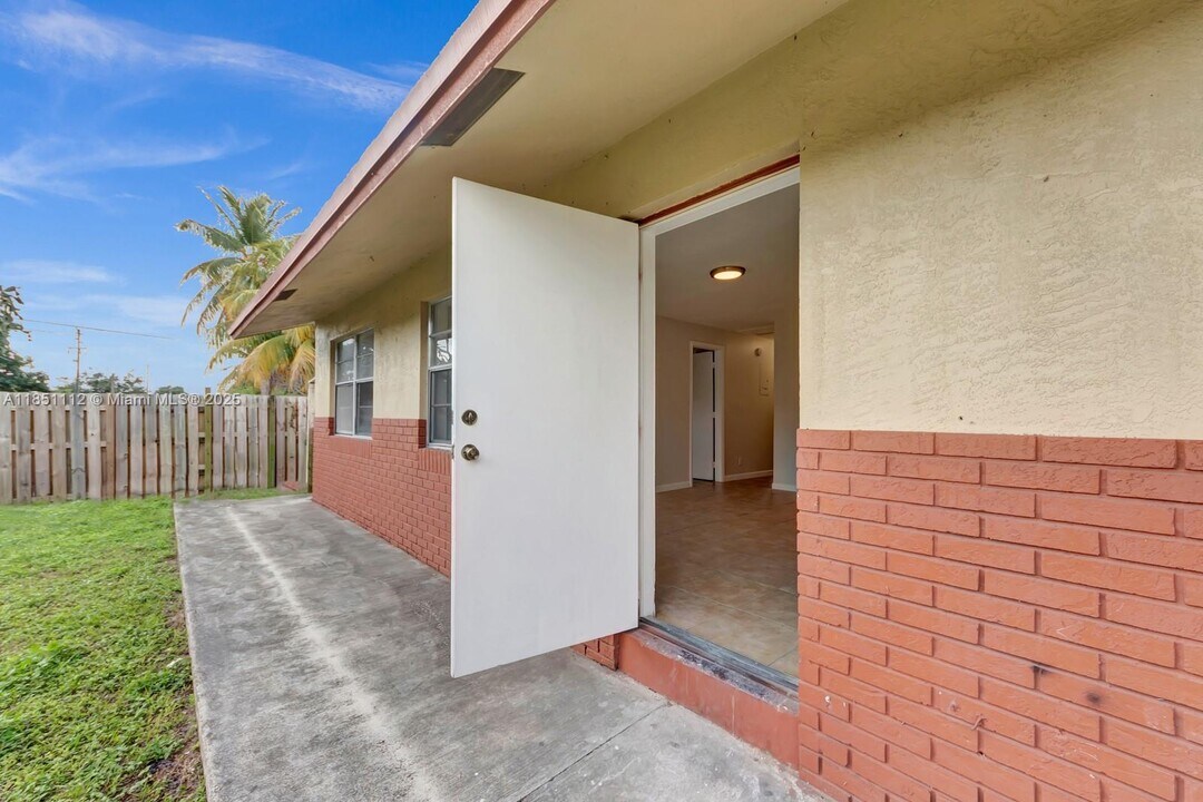 2610 Riverland Dr in Fort Lauderdale, FL - Building Photo