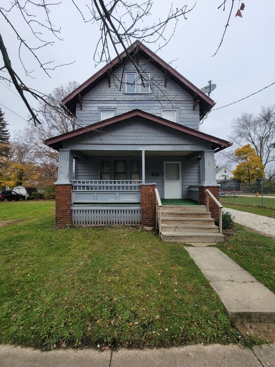 897 Peckham St in Akron, OH - Building Photo