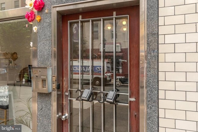 2032 Chestnut St in Philadelphia, PA - Building Photo - Building Photo