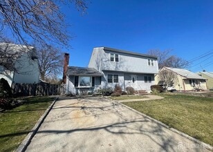 42 Avon Terrace in Woodbridge Township, NJ - Building Photo - Building Photo