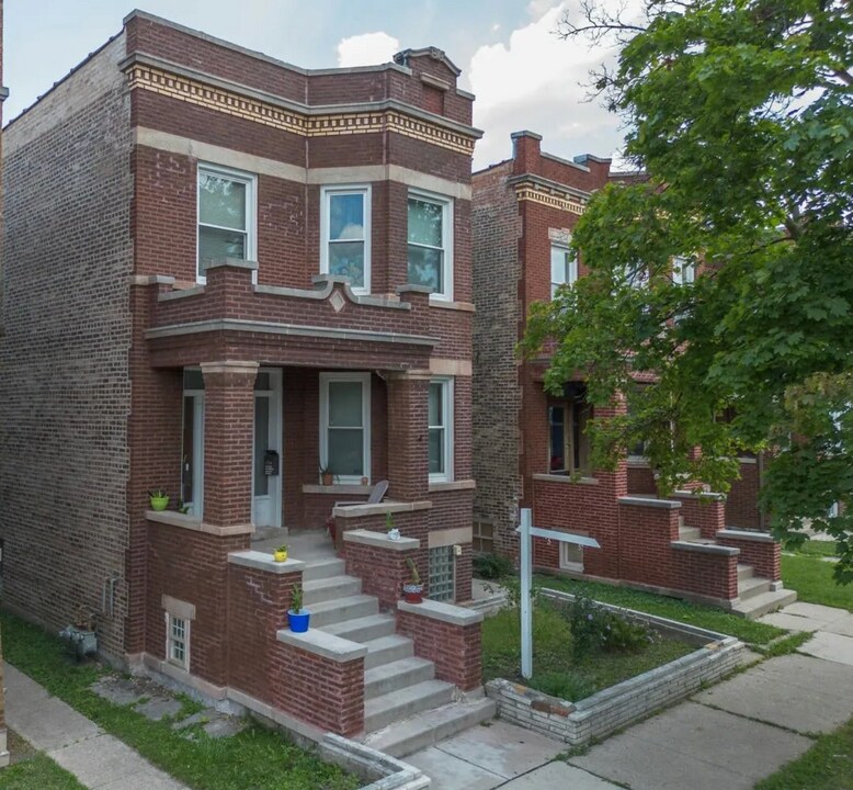 2215 Elmwood Ave in Berwyn, IL - Building Photo