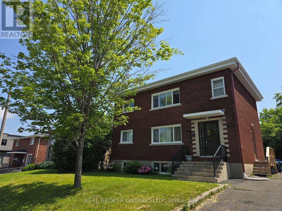 2429-2429 Carlsen Ave in Ottawa, ON - Building Photo