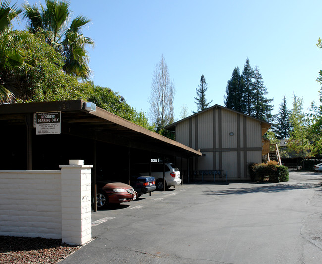 436 North St in Healdsburg, CA - Foto de edificio - Building Photo