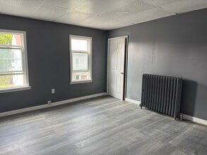 327 E 6th Ave in Altoona, PA - Foto de edificio - Building Photo