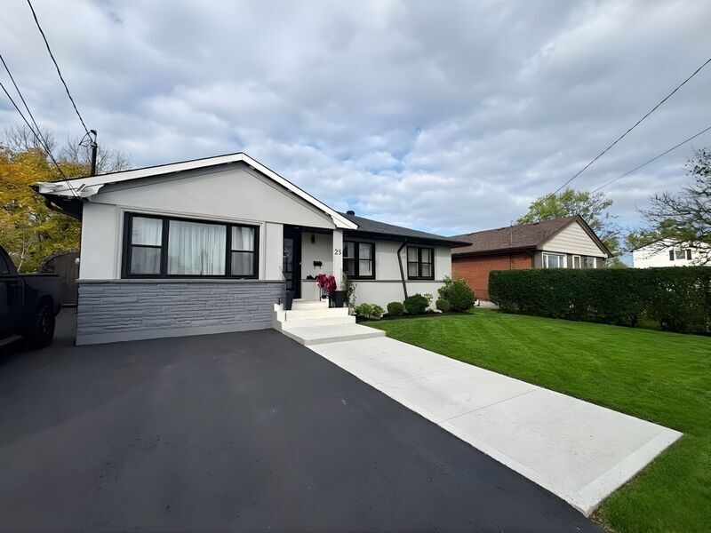 35 Stewart St in Grimsby, ON - Building Photo