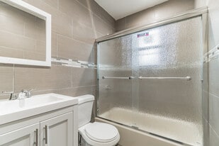 107 New Hyde Park Rd in New Hyde Park, NY - Building Photo