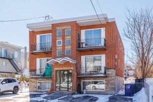 4 Du Parc Av in Laval, QC - Building Photo