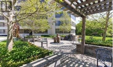 1300-1300 Bloor St in Mississauga, ON - Building Photo - Building Photo