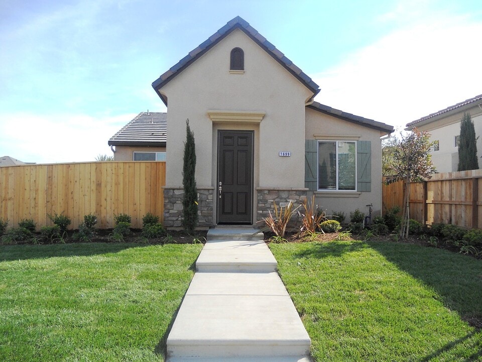 1699 N Dutch Ave in Clovis, CA - Building Photo