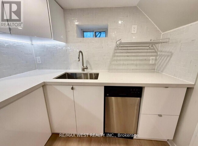 10 Vimy Ave in Toronto, ON - Building Photo - Building Photo