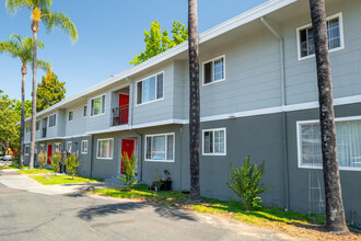 Parkway Apartments in Fremont, CA - Building Photo - Building Photo