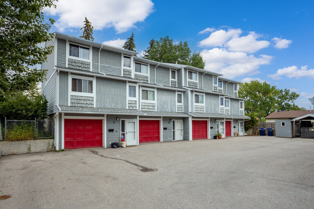 6630 Bowwood Dr NW in Calgary, AB - Building Photo