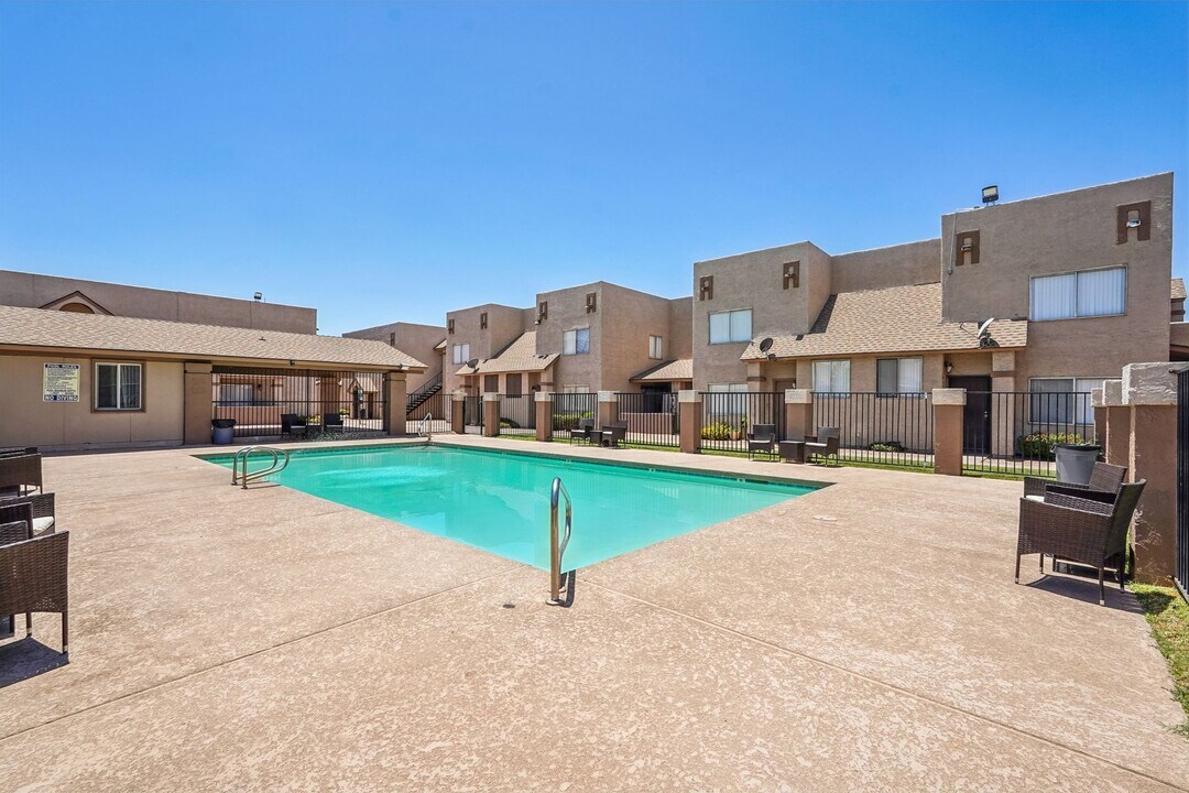 Woodridge Manor Apartments in Glendale, AZ - Building Photo