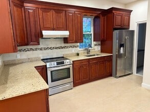 407 Newport Ave in Quincy, MA - Building Photo - Building Photo