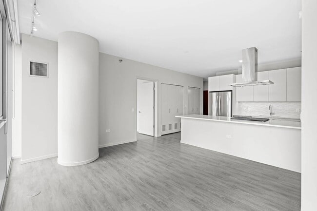 48 E Huron St in Chicago, IL - Foto de edificio - Building Photo