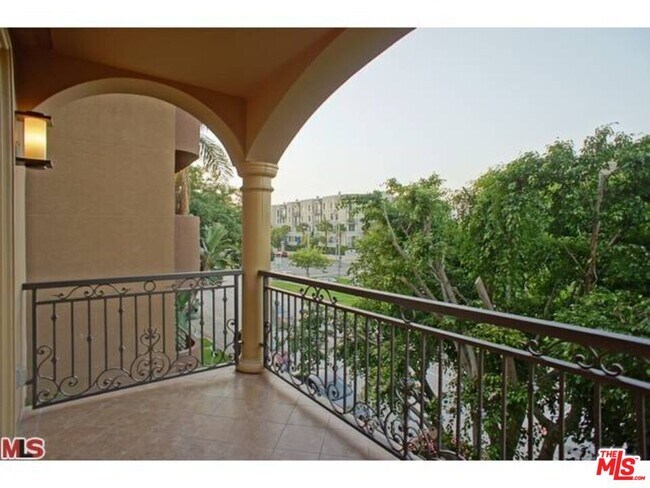 8612 Burton Way in Los Angeles, CA - Building Photo - Building Photo