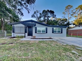 6053 John F Kennedy Dr N in Jacksonville, FL - Building Photo