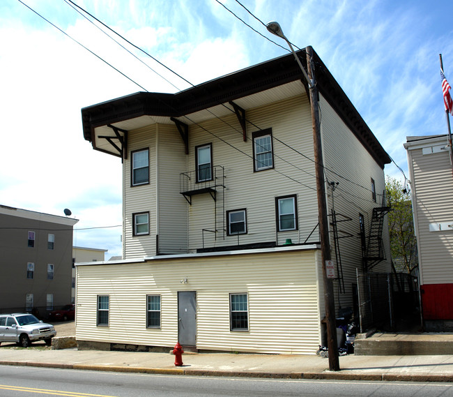 836 Social St in Woonsocket, RI - Foto de edificio - Building Photo