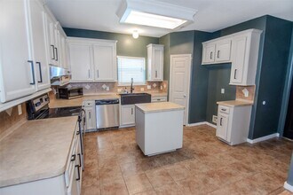 13570 Miller Ln in Willis, TX - Foto de edificio - Building Photo