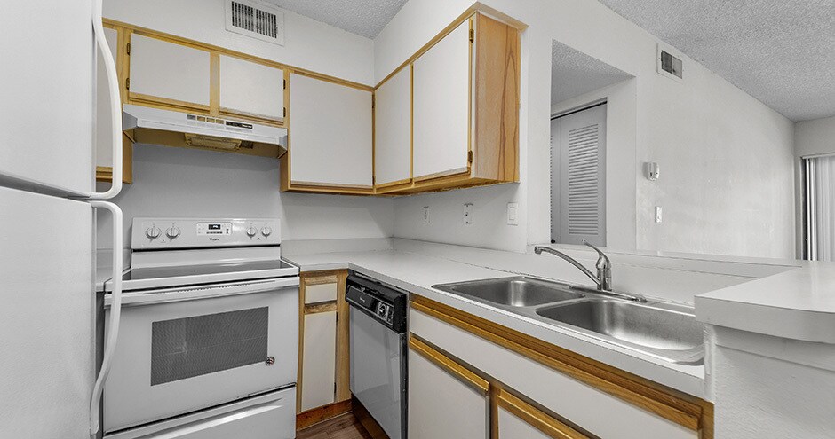 La Vue at Emerald Pointe Apartments in Hollywood, FL - Building Photo
