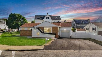 320 Malden St, Unit 1 in Revere, MA - Building Photo