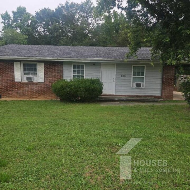 205 Havendale Dr in Fountain Inn, SC - Building Photo
