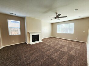 5104 Villa Bella Ln in Bakersfield, CA - Building Photo - Building Photo