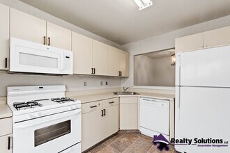 454 Atlanta Court in Washington Township, NJ - Building Photo - Building Photo