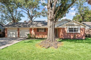 10030 Haddington Dr in Houston, TX - Building Photo