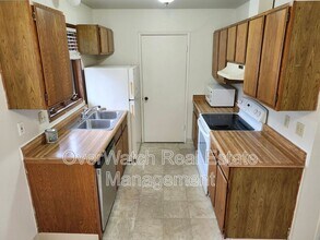 8116 Boundary Ave in Anchorage, AK - Foto de edificio - Building Photo