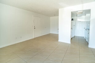 277 Hermitage Hill Way, Unit 204B in Valrico, FL - Building Photo