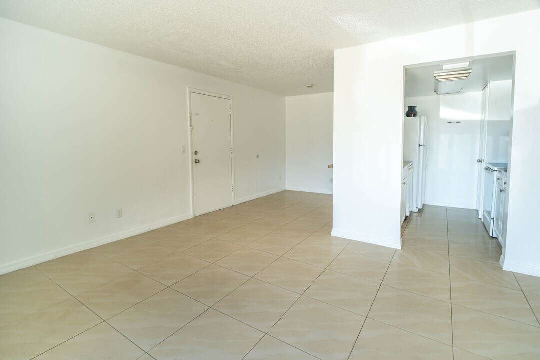 277 Hermitage Hill Way, Unit 204B in Valrico, FL - Foto de edificio