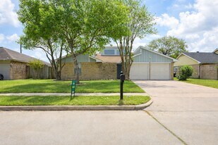 15923 Boulder Oaks Dr in Houston, TX - Building Photo