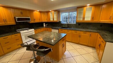2545 Manhattan Ave in Montrose, CA - Building Photo - Building Photo