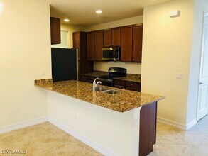 7770 Bristol Cir in Naples, FL - Foto de edificio - Building Photo