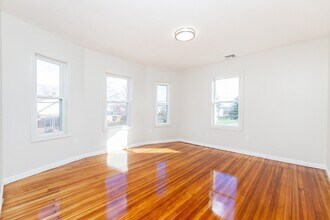 74 Austin St in Norwood, MA - Foto de edificio - Building Photo