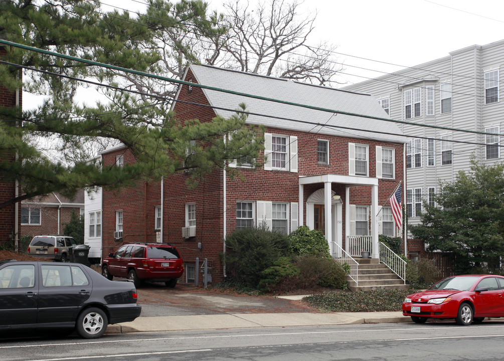 Arlington Courthouse Apartments in Arlington, VA - Building Photo