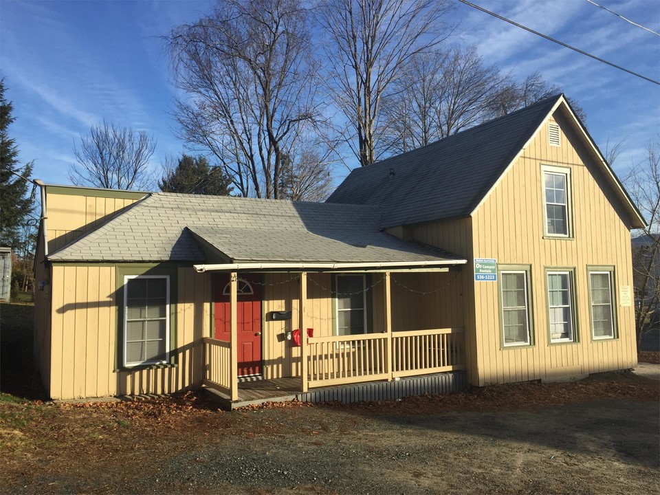 1 Edmonds Ct in Plymouth, NH - Building Photo