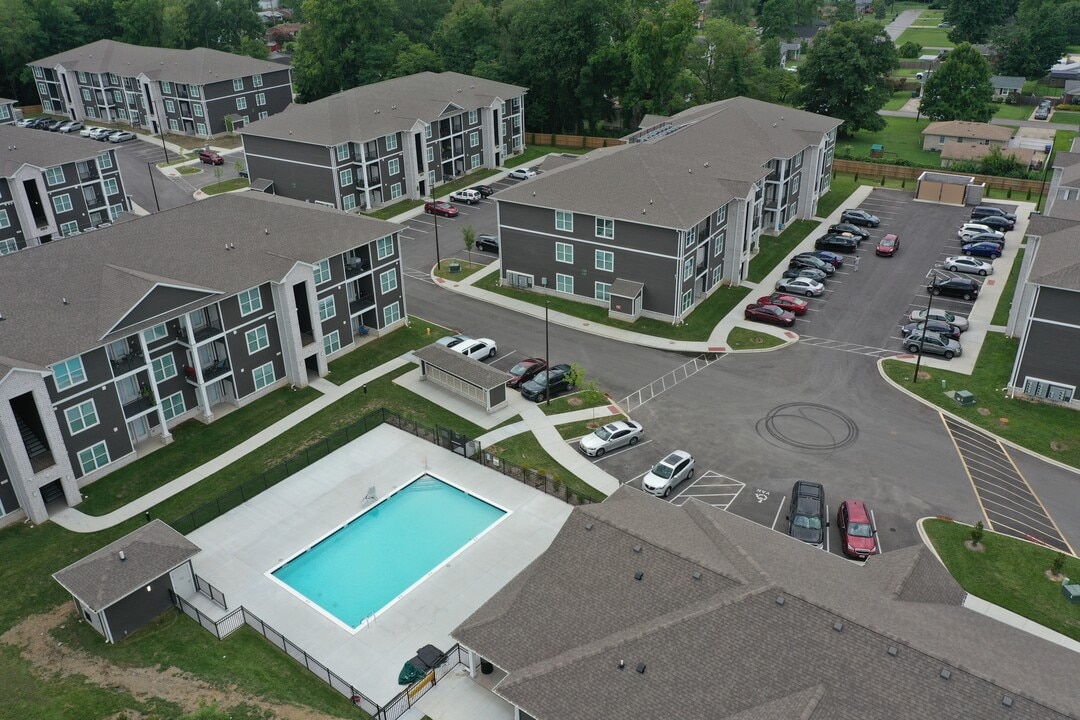 Lower Hunters Trace in Louisville, KY - Building Photo