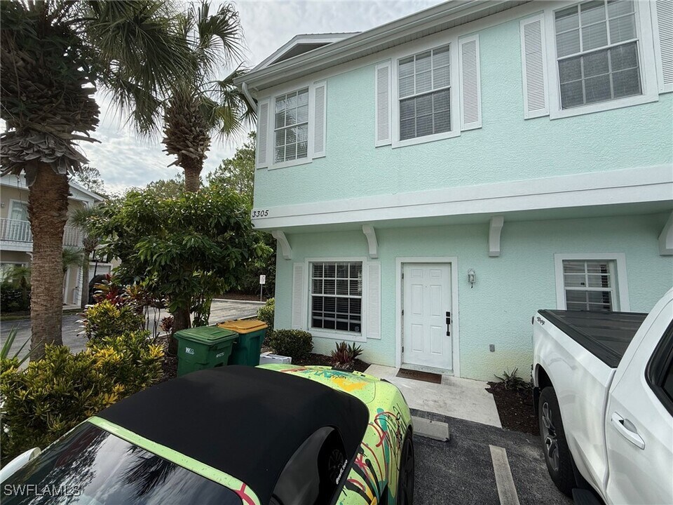3305 Lisa Ln in Naples, FL - Foto de edificio