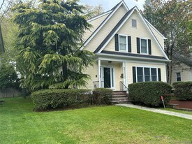 179 Clarence Rd in Scarsdale, NY - Building Photo