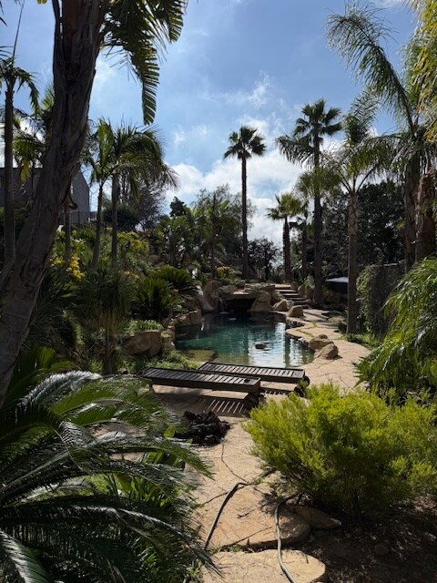 24690 W Saddle Peak Rd in Malibu, CA - Foto de edificio