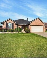 313 N Shannon Way, Unit 7208-A in Mustang, OK - Building Photo