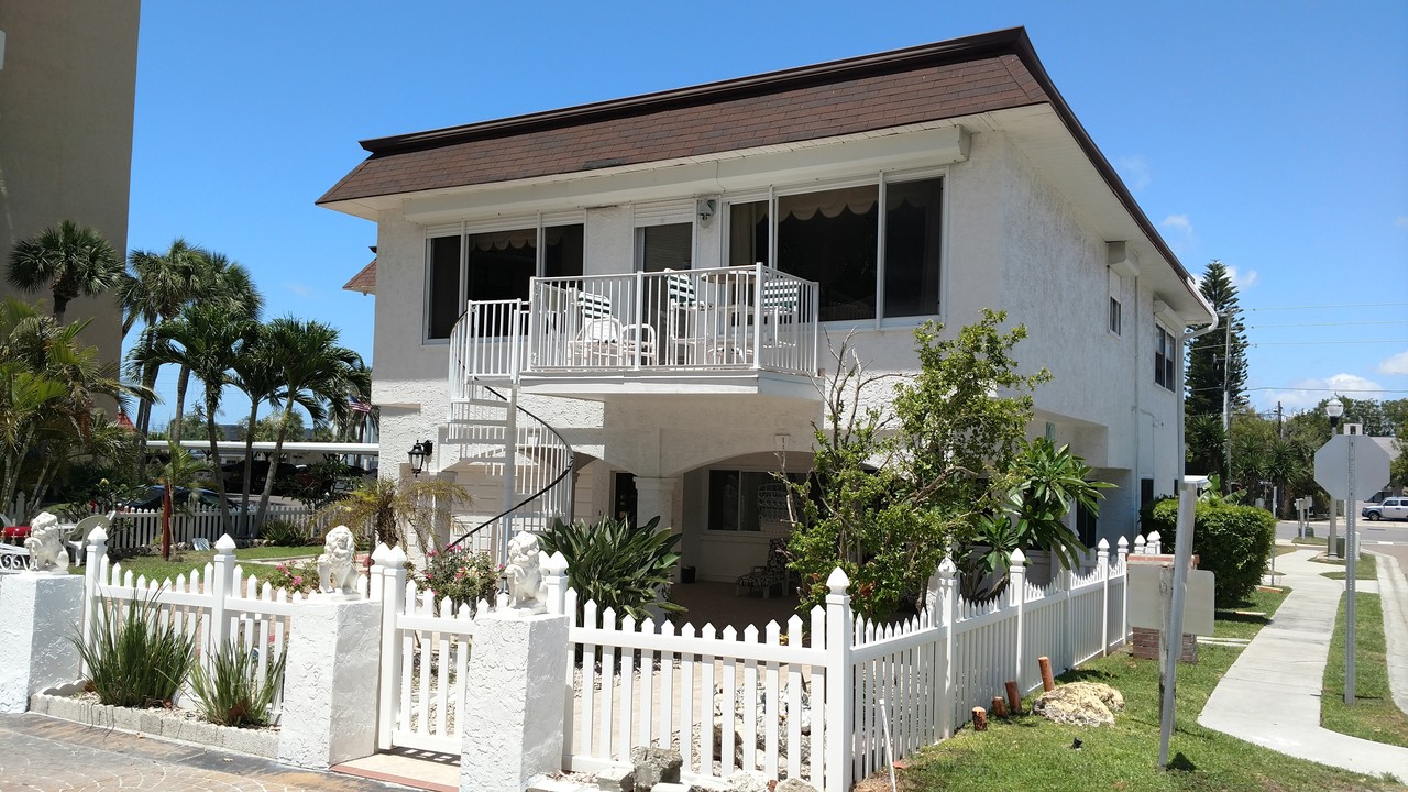 18301 Sunset Blvd in Redington Shores, FL - Foto de edificio