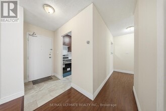 390 Dixon Rd in Toronto, ON - Building Photo - Building Photo