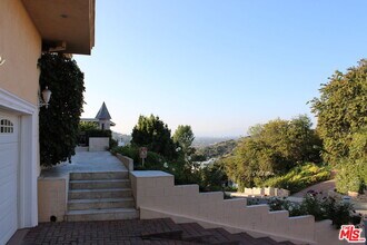 11502 Dona Teresa Dr in Los Angeles, CA - Building Photo - Building Photo