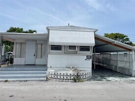 820 SW 1st Pl in Hallandale Beach, FL - Building Photo