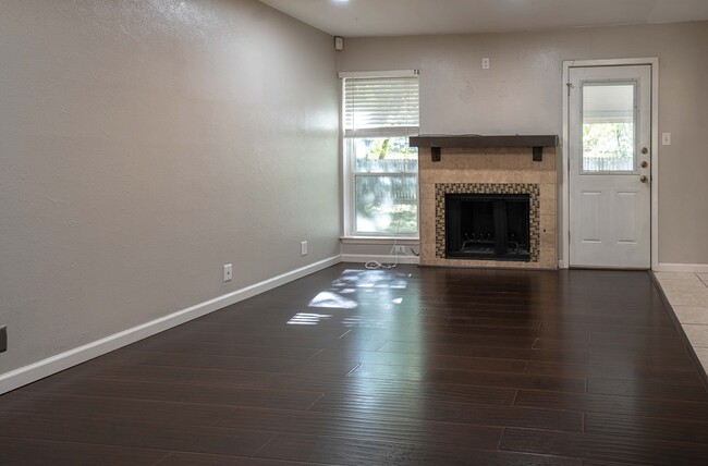 9210 Cliff Way Street in San Antonio, TX - Foto de edificio - Building Photo